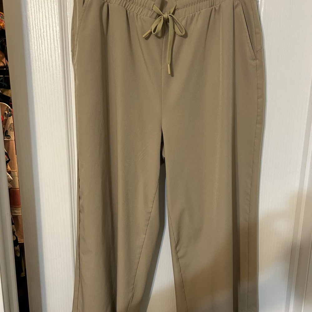 Women's Tan Capris